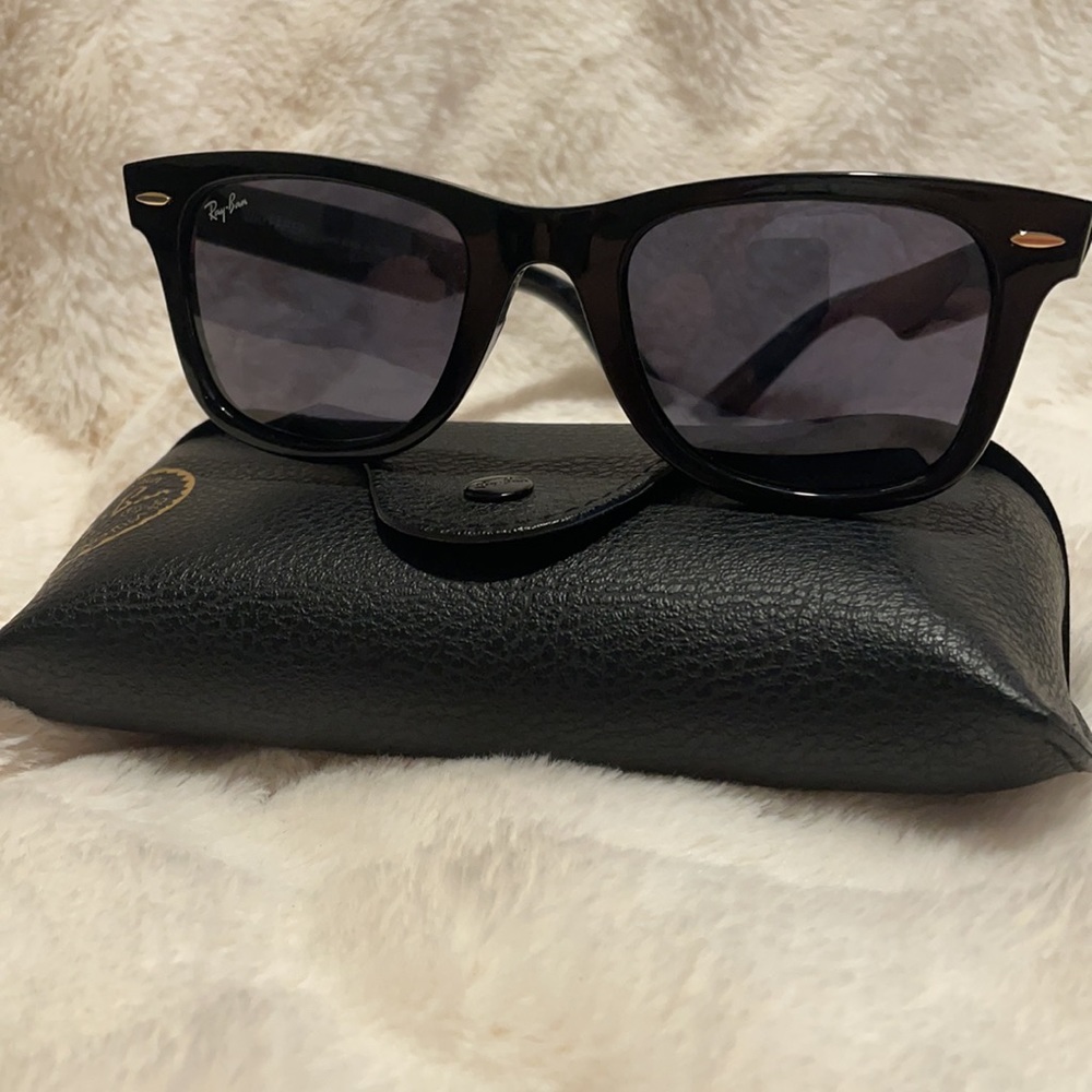 Ray Ban black wayfarer sunglasses w leather case
